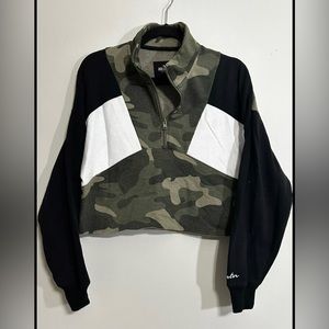 Hollister Womens Medium Long Sleeve Cropped Camo Quarter Zip Sweatshirt. size S
